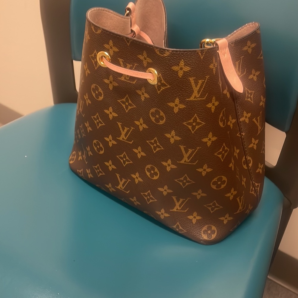 Louis Vuitton - Picture 3 of 5